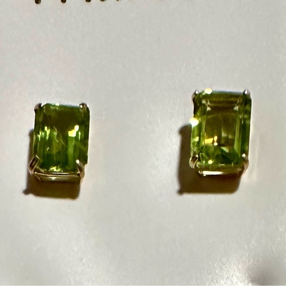 2.14 ct 14K solid Gold Genuine brilliant Emerald cut Peridot studs - Picture 3 of 10